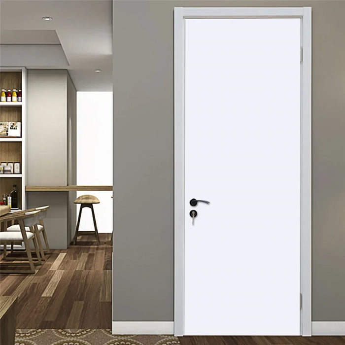 Autocollant de porte blanc simple sur une porte en bois