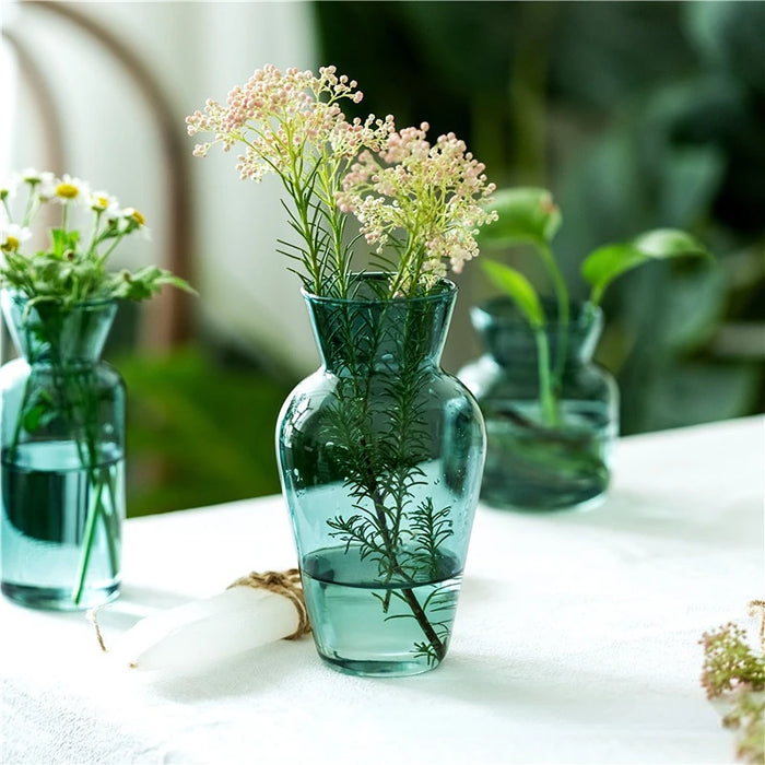 Vase en verre transparent sur une table avec des fleurs