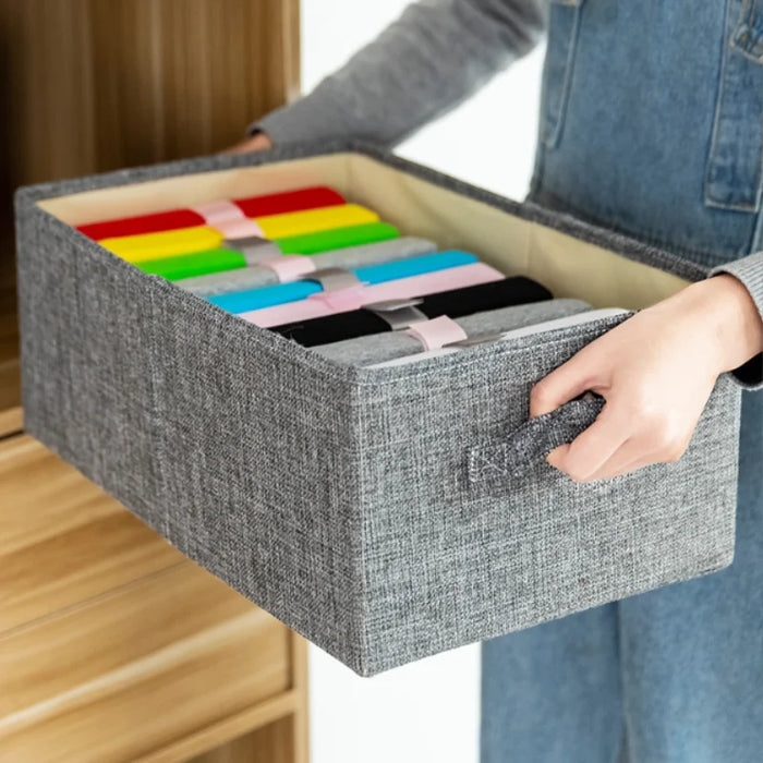 Boîte de rangement pliable en tissu imitation lin bleu marine sur une étagère