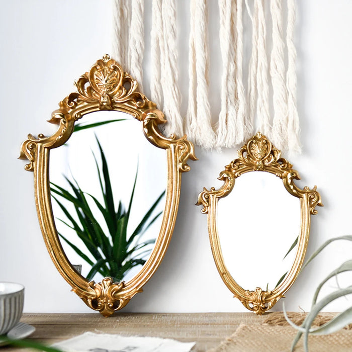 Miroir mural vintage doré sur un mur blanc