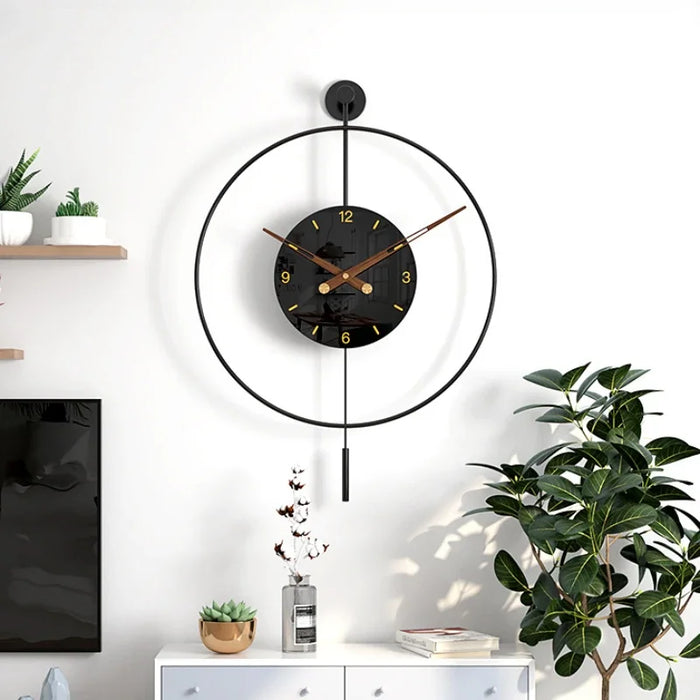Horloge murale design minimaliste blanche sur mur salon