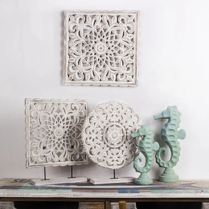 Décor mural en bois sculpté floral blanc vu de face
