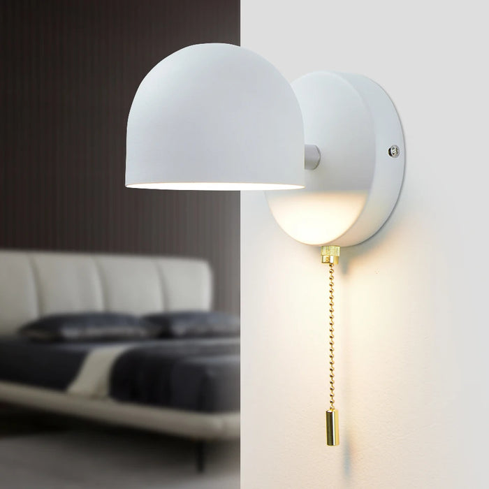 Applique murale LED noire avec prise interrupteur dans un salon moderne