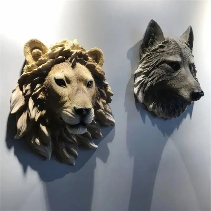 Tête d'ours en résine gris clair sur mur blanc