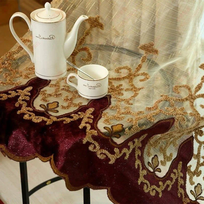 Nappe décorative élégante avec motifs dorés, idéale pour sublimer votre table à manger ou salon. Parfaite pour les occasions spéciales, elle apporte une touche de raffinement à tout type d'intérieur. Accompagnée de vaisselle chic, elle crée une ambiance conviviale et sophistiquée.