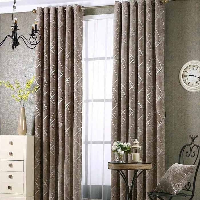 Rideaux élégants à motifs géométriques suspendus dans un salon moderne, apportant une touche de sophistication et de confort. Décoration intérieure harmonisée avec une table d'appoint et un vase floral. Parfait pour créer une ambiance chaleureuse et accueillante dans votre maison.