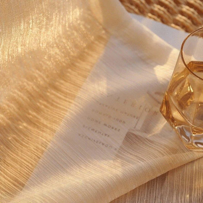 Verre à whisky élégant posé sur une table lumineuse, reflétant une ambiance chaleureuse et apaisante idéale pour les soirées raffinées. Le design classique du verre ajoute une touche de sophistication à toute occasion. Découvrez le parfait accessoire pour sublimer vos moments de dégustation.