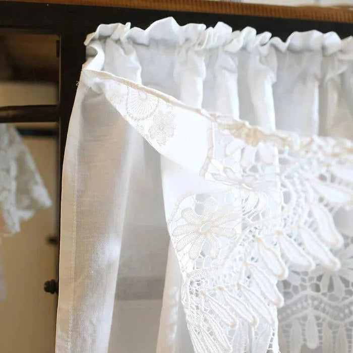 Rideaux blancs élégants avec détails en dentelle, parfaits pour ajouter une touche de sophistication à votre intérieur. Idéal pour le salon ou la chambre, ces rideaux créent une ambiance chaleureuse et accueillante tout en assurant une luminosité optimale. Design raffiné pour décorer les fenêtres avec style et élégance.