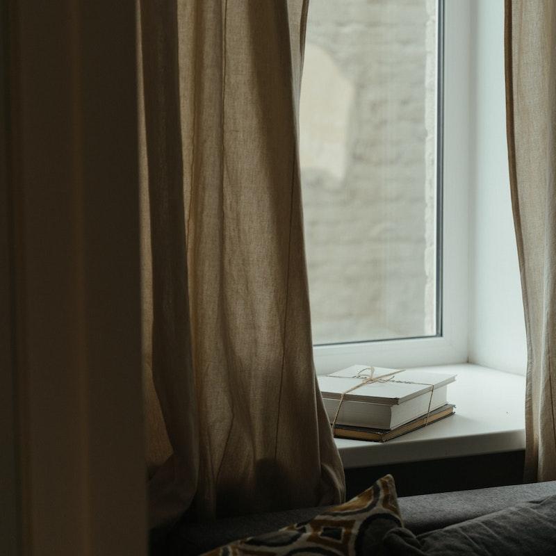 Des rideaux pour fenêtres, élégants et intemporels, apportant une touche de style et de chaleur à votre intérieur.