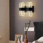 Applique murale LED dans un salon moderne avec canapé gris