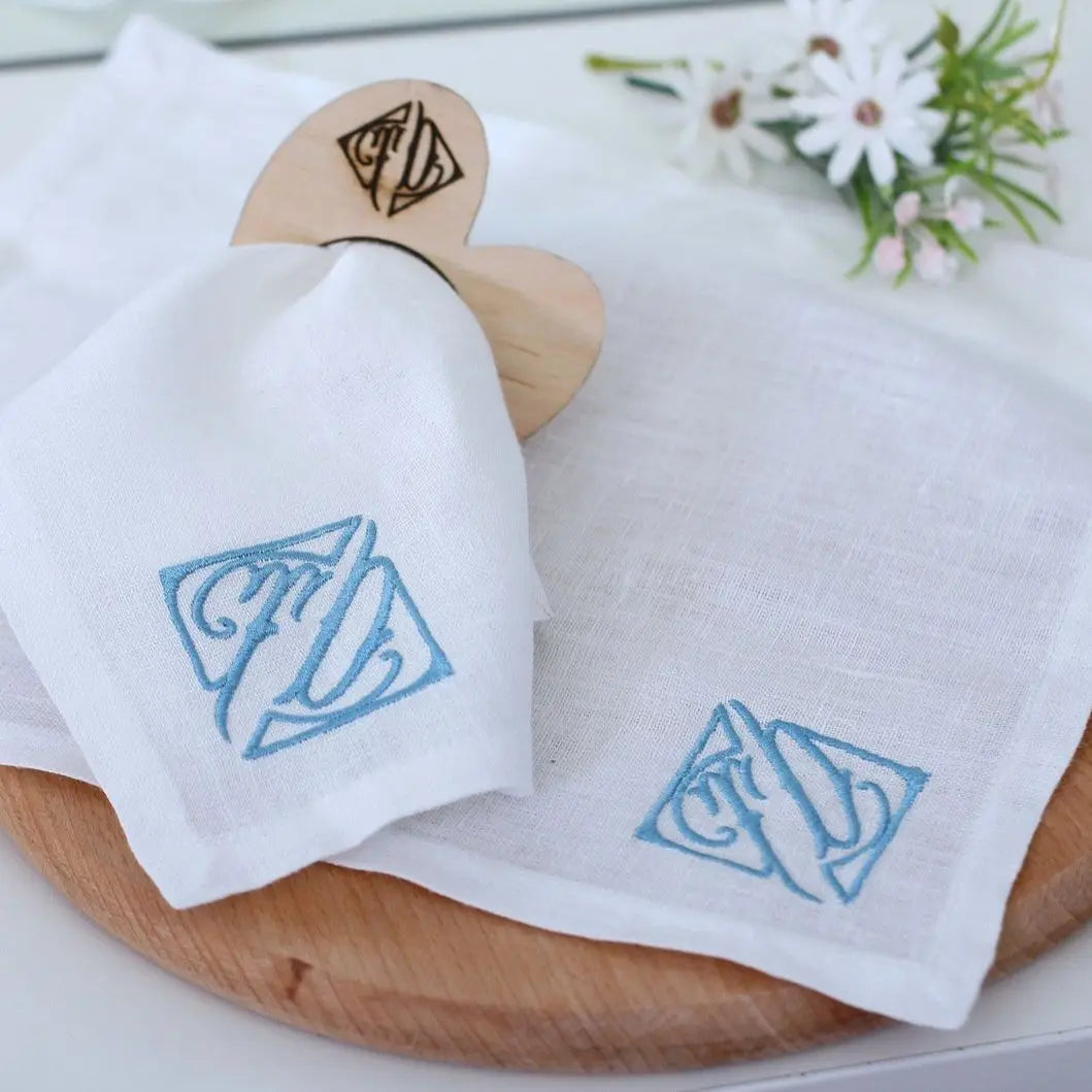 Serviette de table en lin pur avec monogramme brodé rouge