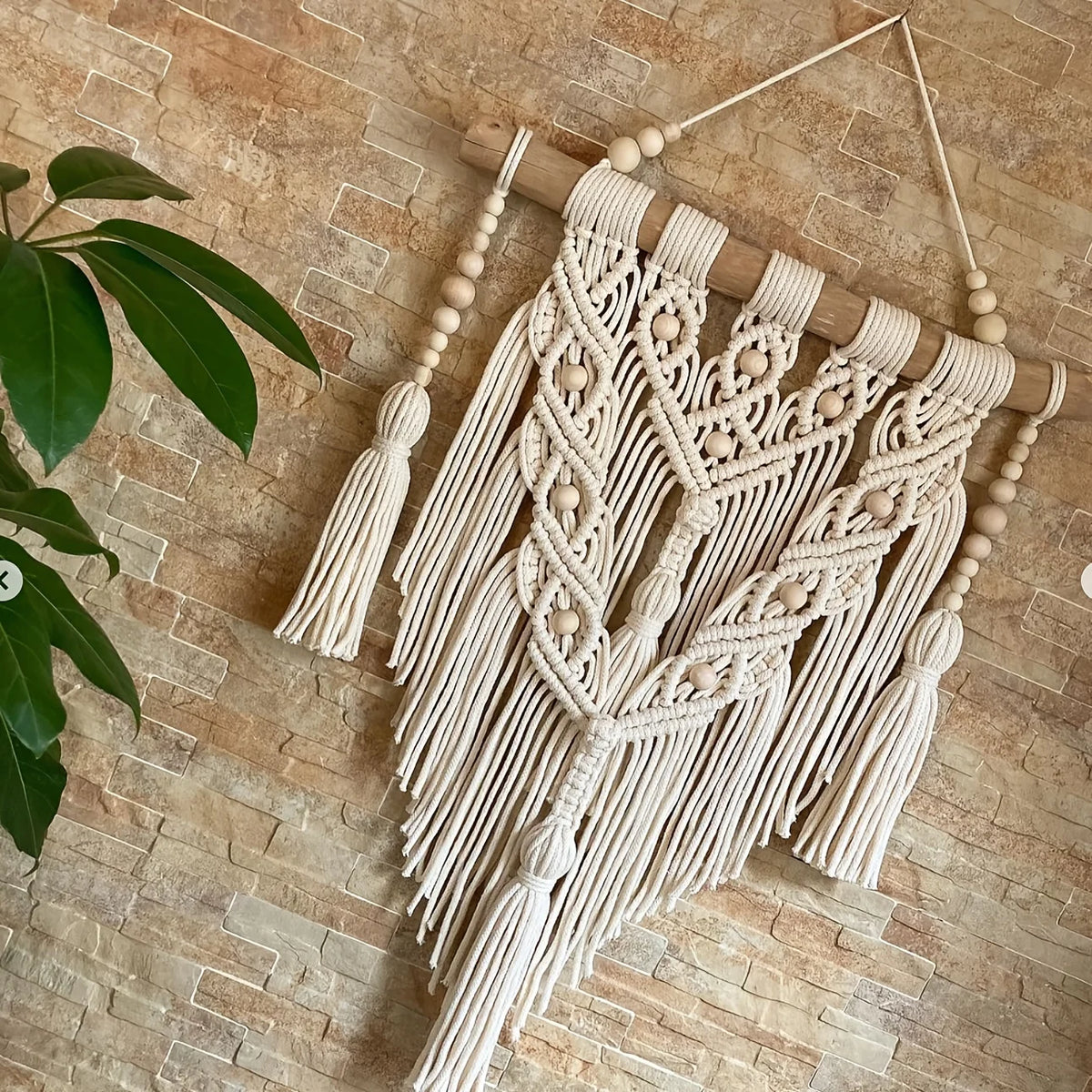 Détail du tissage et de la frange de la tenture murale