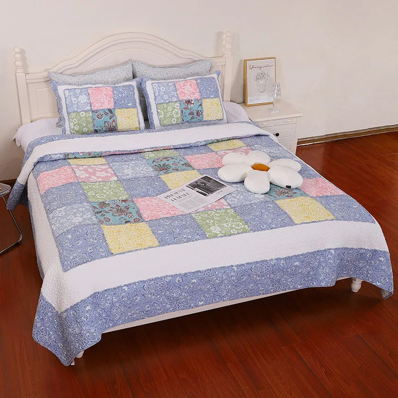 Couvre-lit patchwork coton lavande sur lit