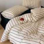 Parure de lit rayures coréennes en coton lavé sur un lit