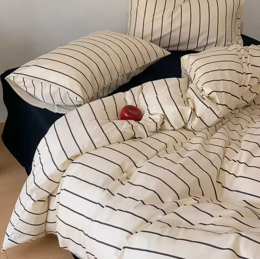 Parure de lit rayures coréennes en coton lavé sur un lit