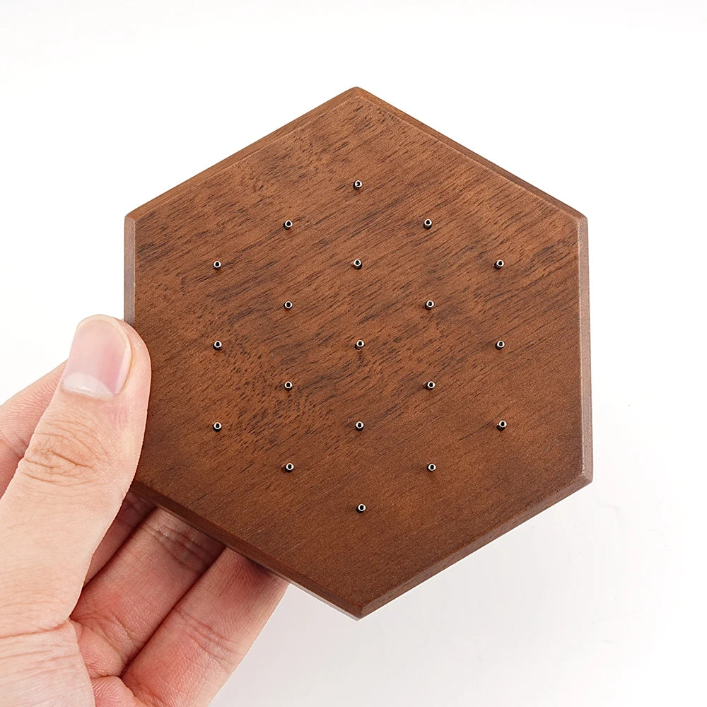 Détail du bois massif de noyer du présentoir hexagonal