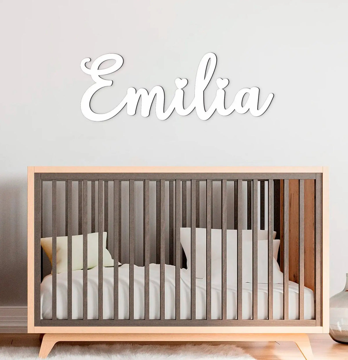 Détail du panneau en bois avec lettres peintes en rose doré