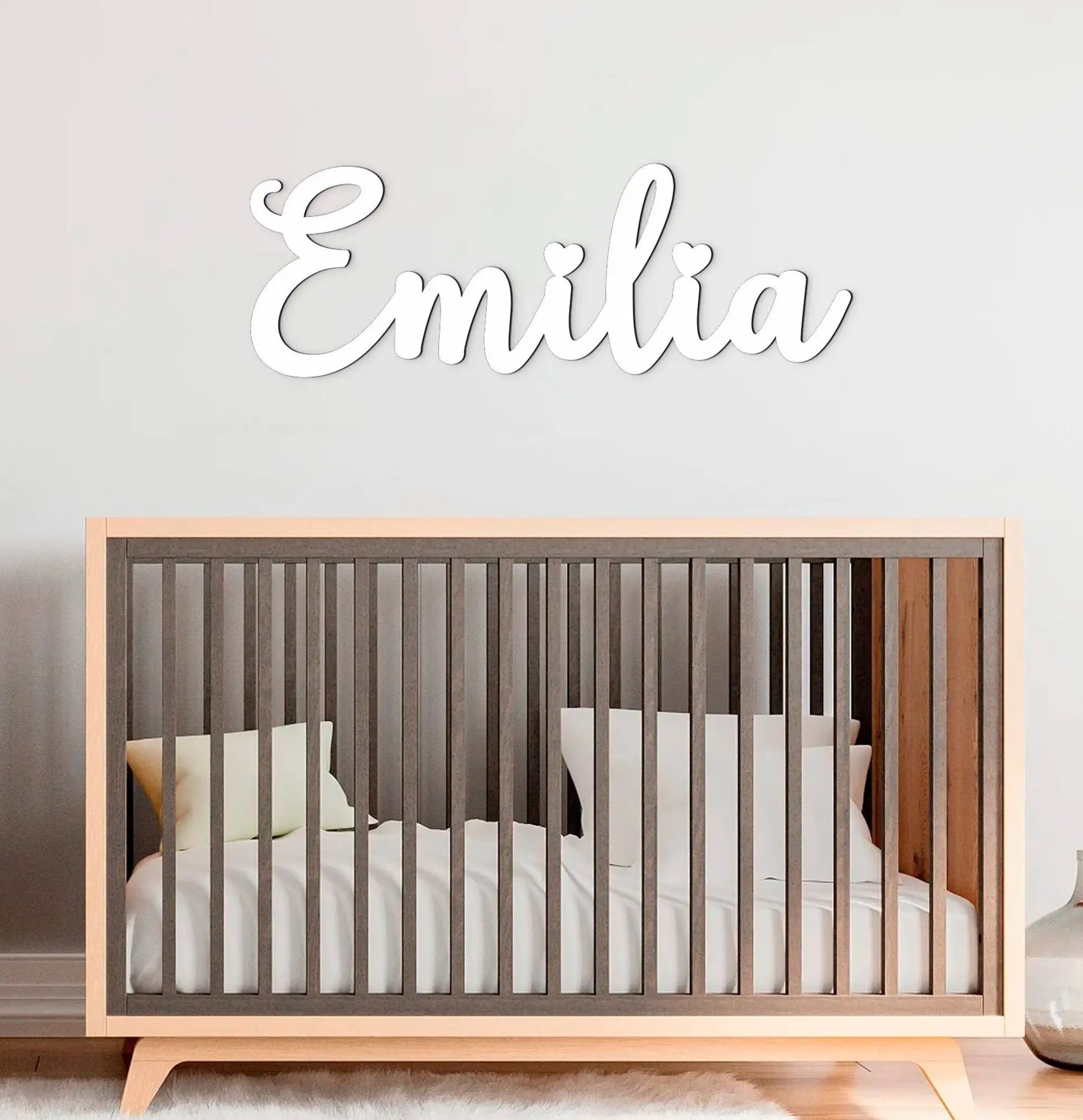 Détail du panneau en bois avec lettres peintes en rose doré