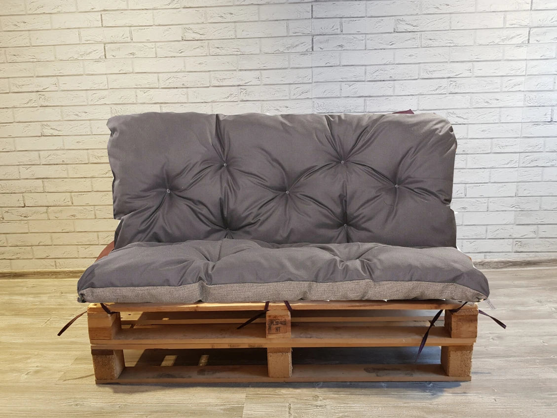 Coussin de palette gris sur terrasse en bois