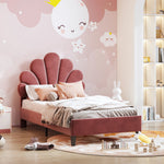 Détail de la tête de lit en forme de pétales floraux sur le lit enfant