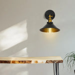 Applique murale style loft avec abat-jour blanc et support métallique