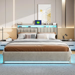 Lit double avec ambiance LED colorée dans une chambre moderne