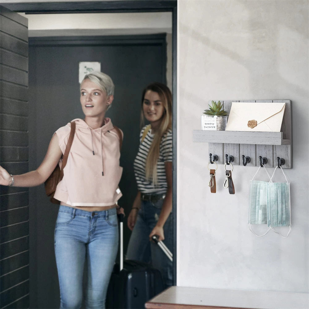 Porte-clés mural en bois rustique blanc accroché au mur