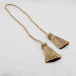 Corde d’embrasse pour rideaux en beige clair avec pompons, pour un style naturel et épuré.