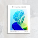 L'affiche présente une image abstraite composée de formes géométriques et de couleurs vives évoquant des ombres et des reflets. Le texte en français "Études des ombres" indique que cette image fait partie d'une exposition éphémère organisée à Bruxelles en 1982 par l'artiste Florence Geens.