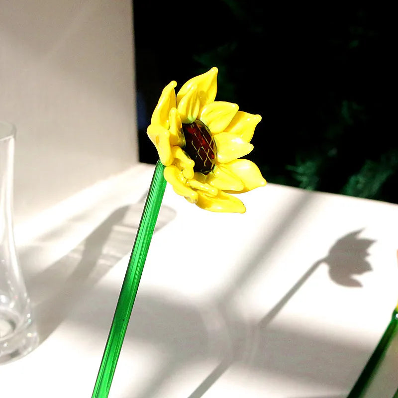 Détail artistique du vase tournesol en verre soufflé