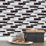 Autocollants mosaïque gris appliqués sur carrelage de cuisine