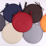 Coussin de chaise rond orange sur chaise en bois