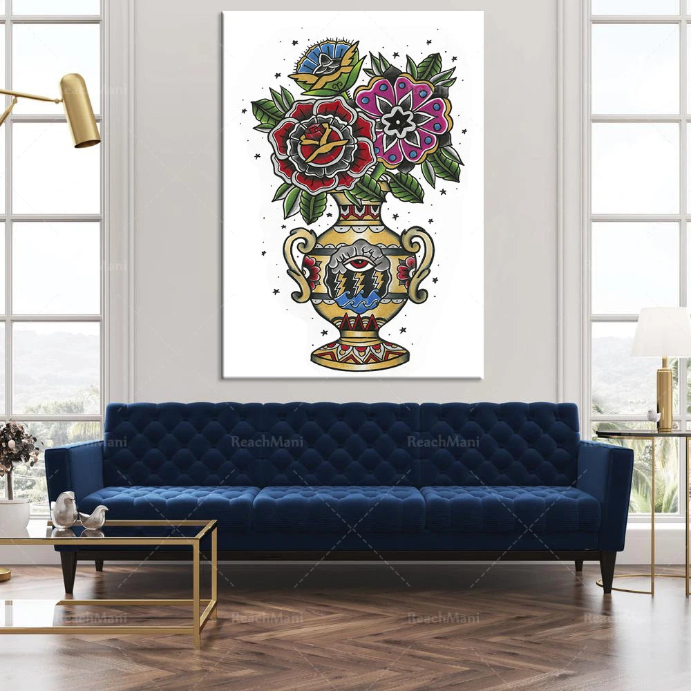 L'image représente un vase ancien orné de fleurs stylisées aux couleurs vives, créant une atmosphère décorative et artistique dans ce salon moderne.