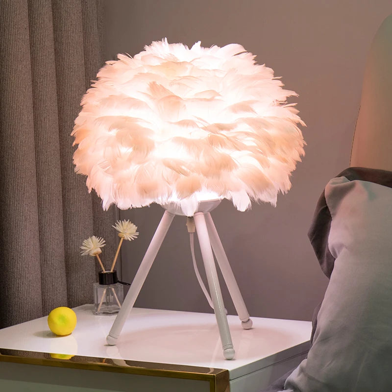 Lampe de chevet en plumes bleues LED dans un salon cosy