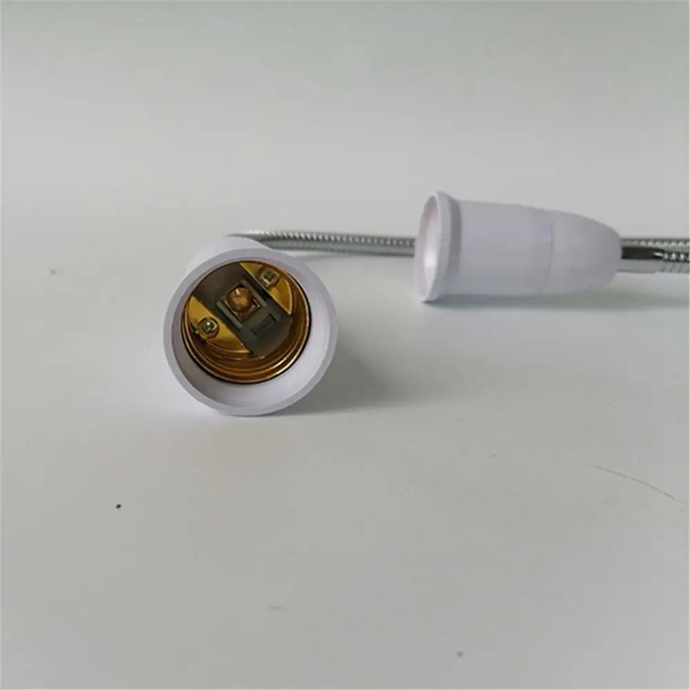 Lampe beige ajustable près d'un lit avec éclairage doux