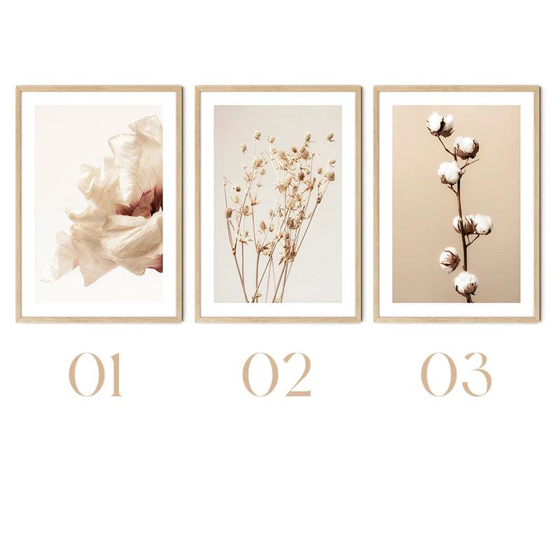 Tableau fleurs boho accroché dans un intérieur chaleureux