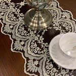 Détail broderie végétale chemin de table dentelle