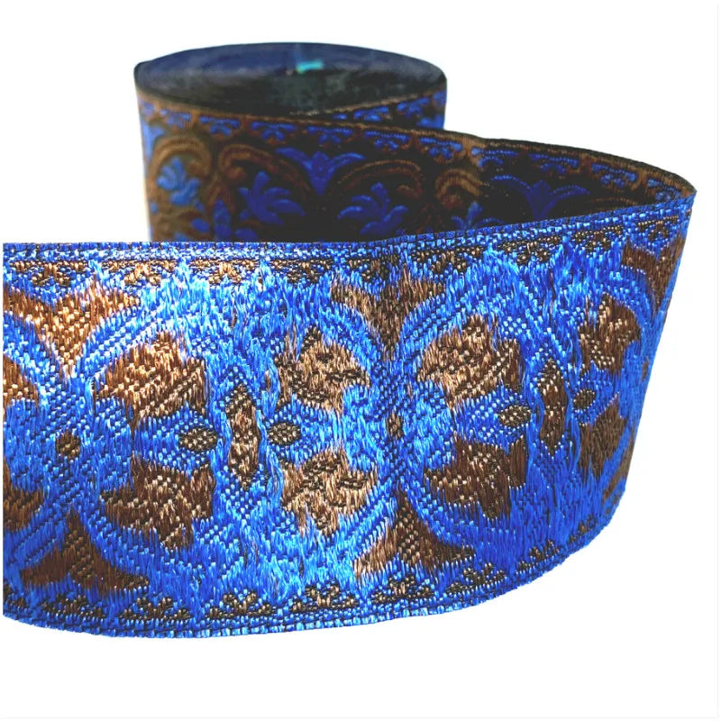 Détail du motif fleur jacquard sur ruban polyester
