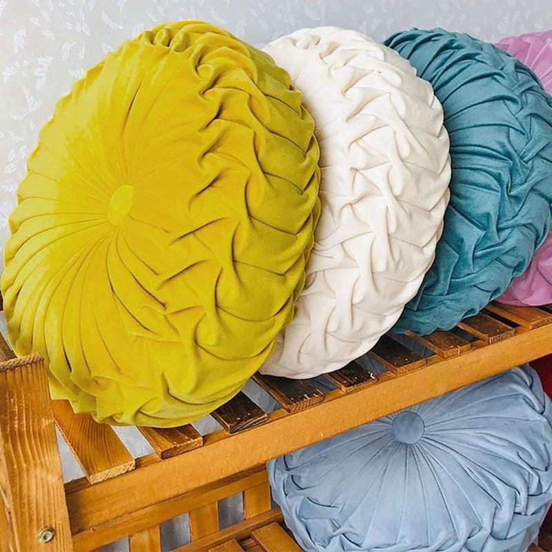 Coussin décoratif velours rond gris foncé sur canapé