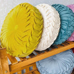 Coussin décoratif velours rond gris foncé sur canapé