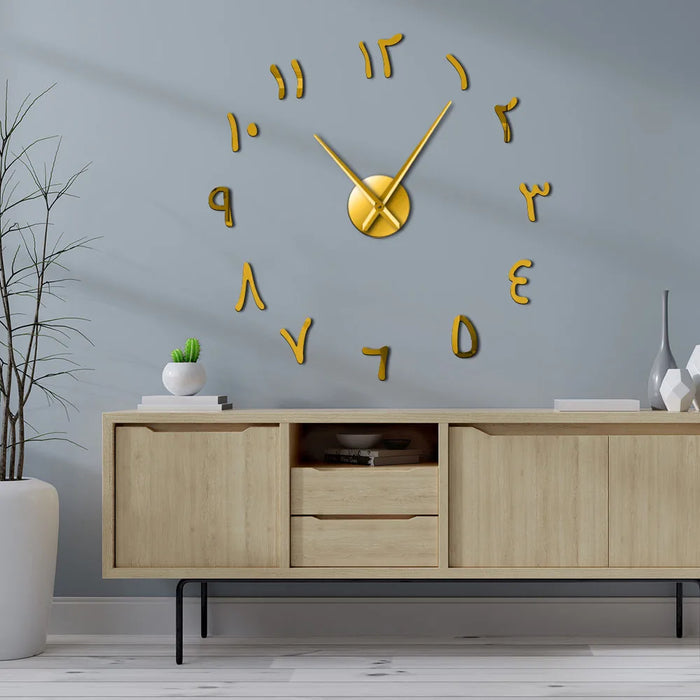 Horloge murale géante DIY effet miroir acrylique avec chiffres arabes rétro dans un salon moderne