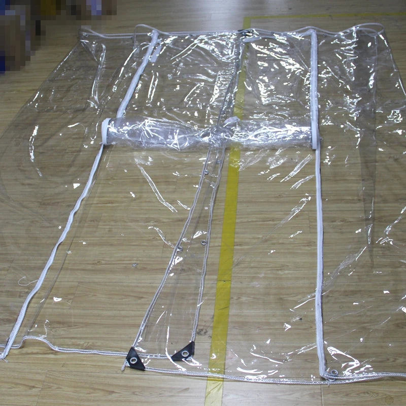 Rideau PVC transparent protégeant un abri extérieur