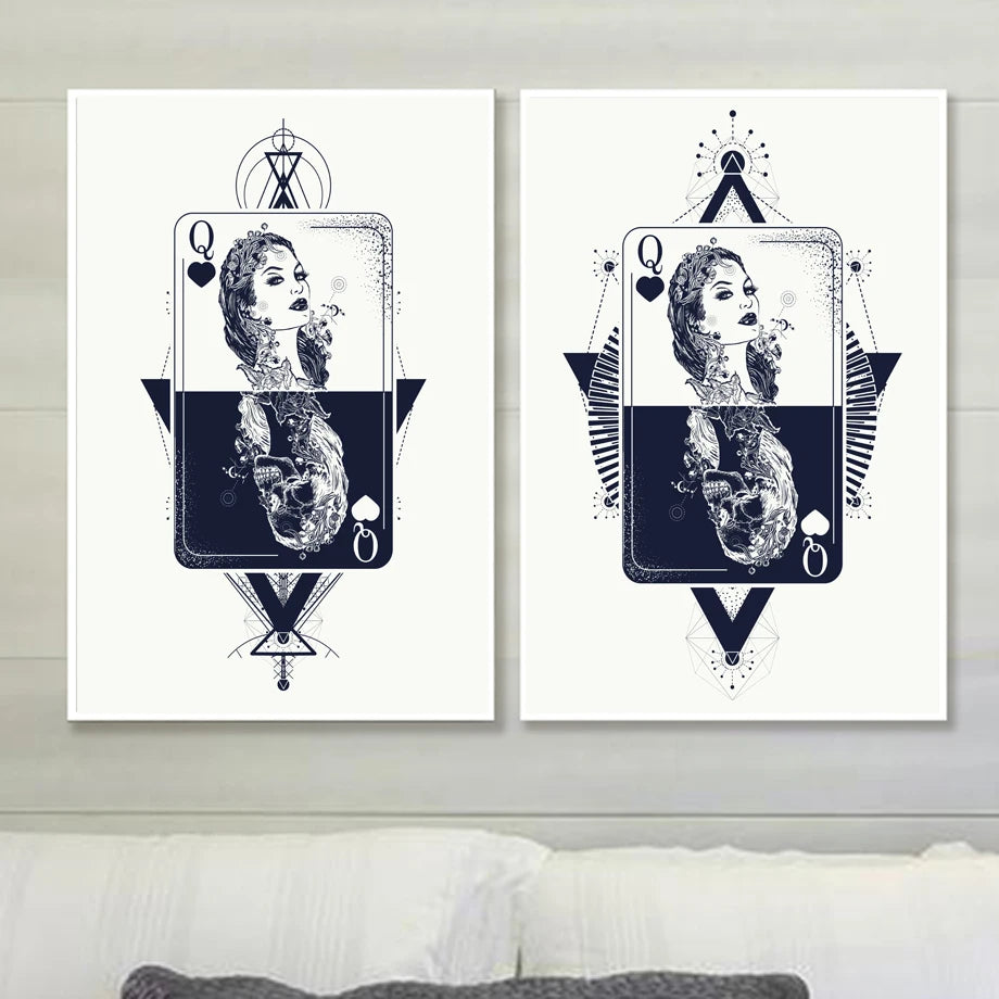 Les images montrent un jeu de cartes à jouer avec une femme mystique au centre, entourée d'éléments symboliques comme des triangles et des cercles. Les motifs noirs et blancs créent un style graphique élégant et intrigant.