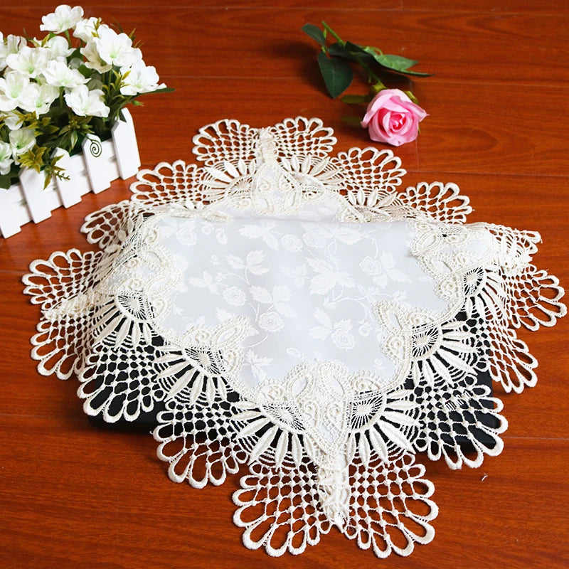 Napperon carré en dentelle brocart rouge sur table en bois
