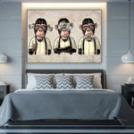 Trois singes caricaturaux portant des lunettes et des billets de banque sur leurs yeux, représentant le concept des trois singes de la sagesse.