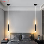 Lampe de chevet suspendue moderne à fil long en rouge sur fond neutre