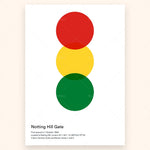 Illustration d'un feu tricolore situé à Notting Hill Gate, une intersection célèbre de Londres ouverte le 1er octobre 1868 et desservie par 3 lignes de métro.