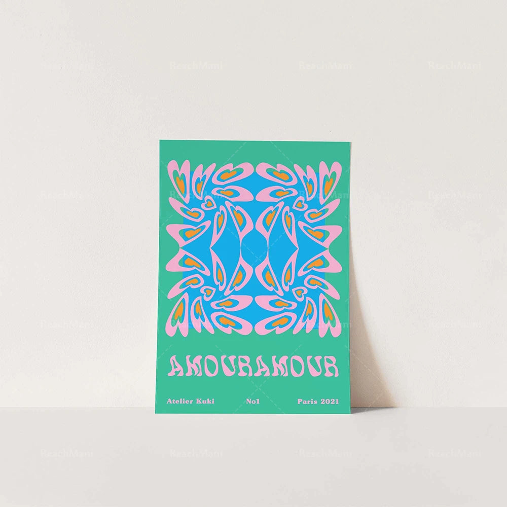 Une affiche colorée avec des formes organiques abstraites sur un fond vert, représentant l'exposition "Amouramoura" de l'Atelier Kuki à Paris en 2021.