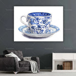 Une élégante tasse et soucoupe en porcelaine bleue et blanche ornées de motifs floraux traditionnels.