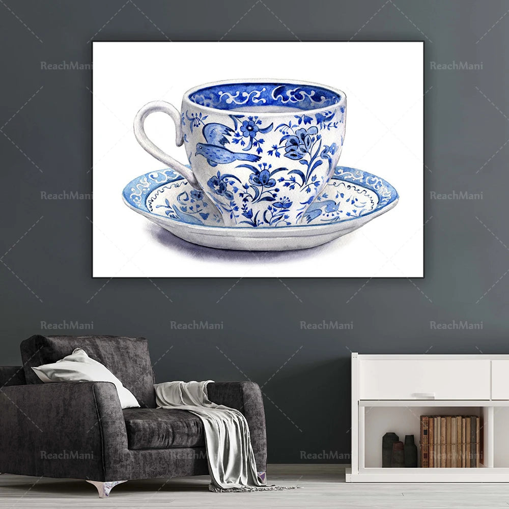Une élégante tasse et soucoupe en porcelaine bleue et blanche ornées de motifs floraux traditionnels.